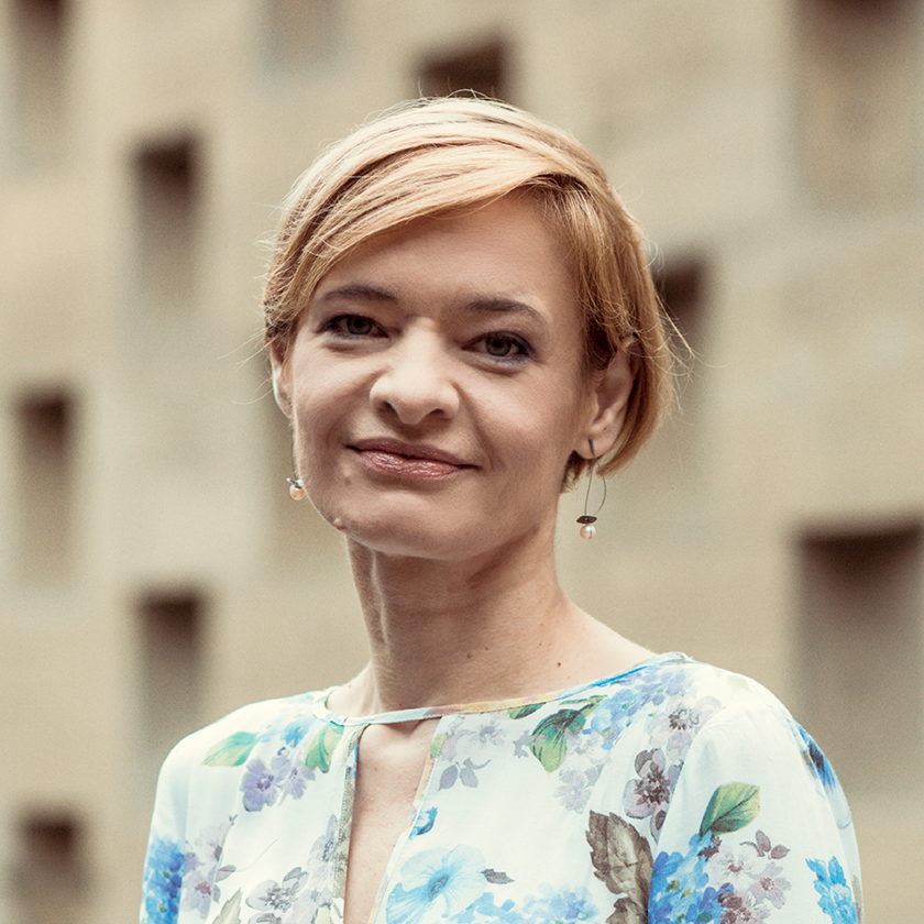 Zdjęcie portretowe Justyny Makarewicz. Kobieta uśmiecha się.