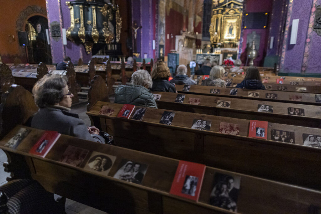 Osoby zgromadzone na wernisażu wystawy Archiwum pięknej miłości w kościele