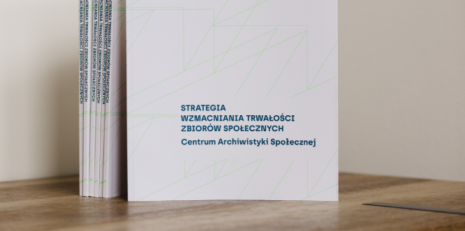 zdjęcie przedstawiające okładkę broszury; granatowe litery na białym tle z napisem strategia wzmacniania trwałości zbiorów społecznych Centrum Archiwistyki Społecznej